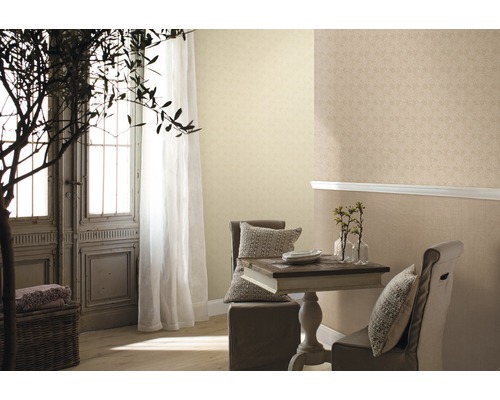 Mysig matplats med bord, stolar och dekorativ tapet