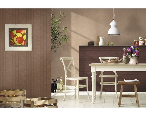 Dekorativ matsal med träbord, stolar och väggmålning med äppelmotiv