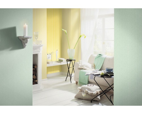 Ljust vardagsrum med gul tapet, soffa och dekoration