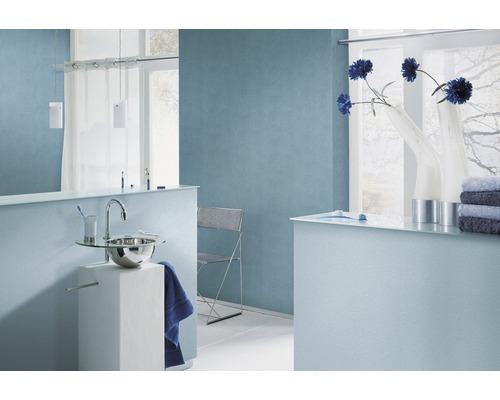 Modernt badrum med handfat, handdukar och blommor