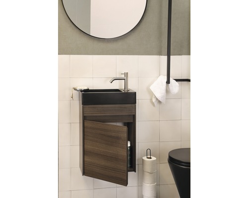 Badrum med tvättställsskåp, blandare, spegel och toalett