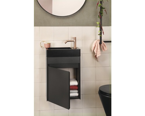 Modernt badrum med svart underskåp för tvättställ och öppen dörr