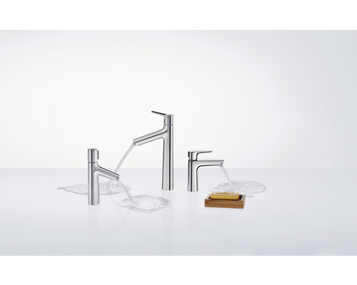 Tre vattenkranar i olika storlekar och en bit tvål på en hylla.