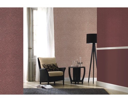 Vardagsrum med blommig tapet, fåtölj och golvlampa