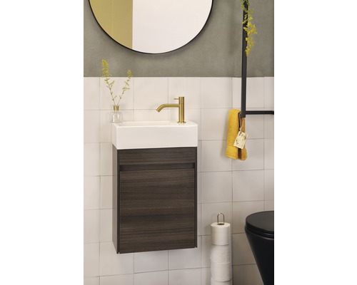 Badrum med tvättställsskåp, handfat, armatur och spegel