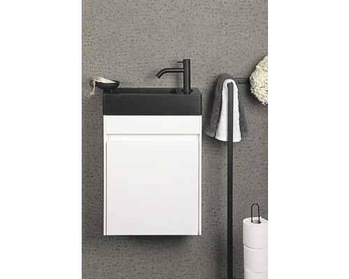 Badrum med tvättställsskåp i vitt och svart, armatur, handdukshållare och toalettpappershållare