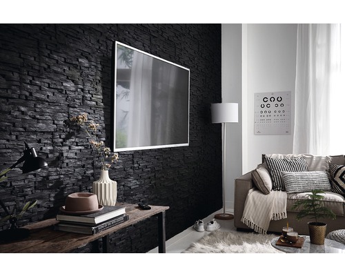 Vardagsrum med stenvägg, tv och soffa