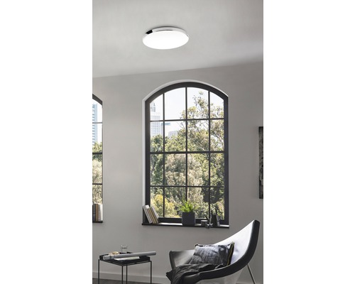 Modern rumsvy med rund taklampa i ett ljust rum