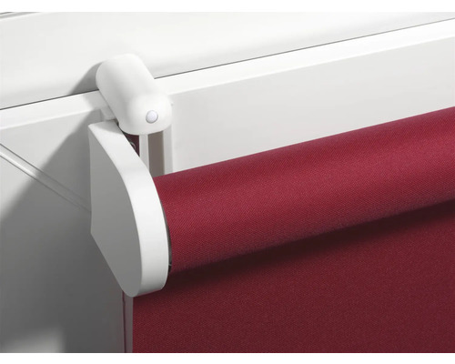 Rullgardin med vitt fäste och vinrött tyg