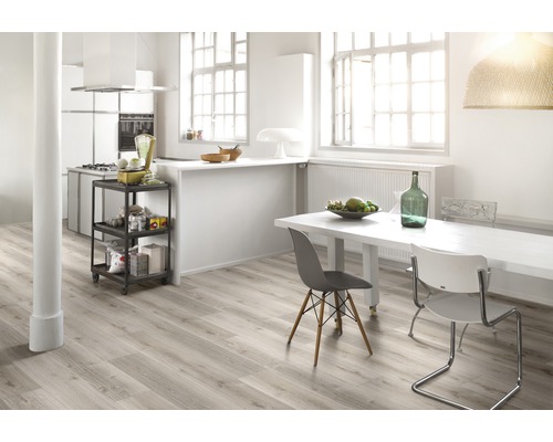 Ljust, rymligt kök och matsal med trägolv, matbord och köksvagn