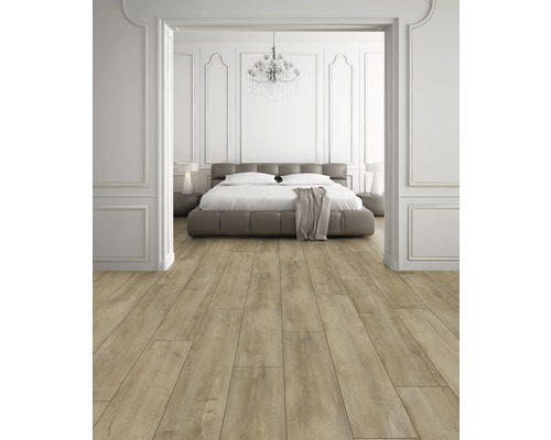 Ljust sovrum med trägolv, säng och dekorativ belysning.