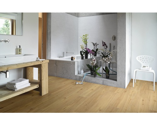 Badrum med badkar, handfat och trägolv