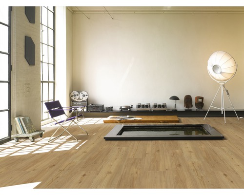 Ljust vardagsrum med laminatgolv, fönster och designmöbler