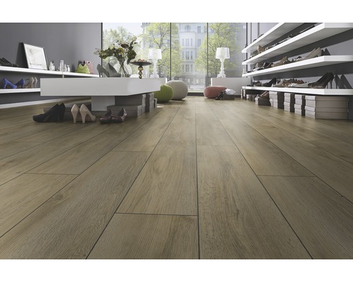 Ljust trägolv i en skoaffär med hyllor och dekorativa föremål