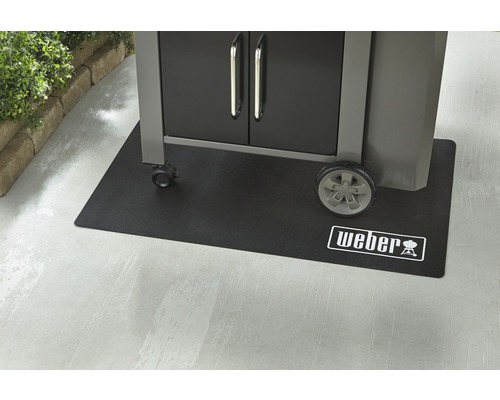 Weber grillmatta under en grill med hjul och skåp