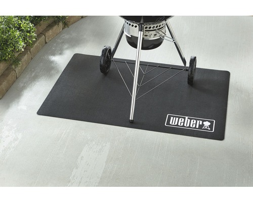 Weber golvskyddsmatta under en grill på en terrass