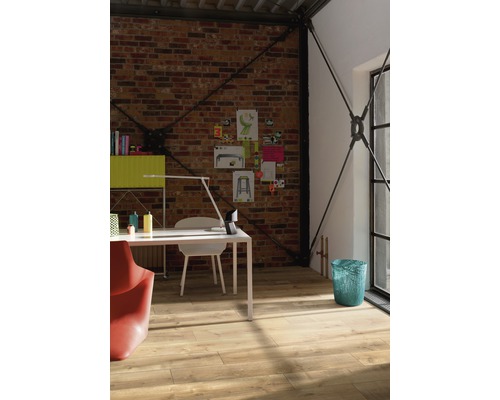 Ljust rum med skrivbord, stol, hyllor och trägolv