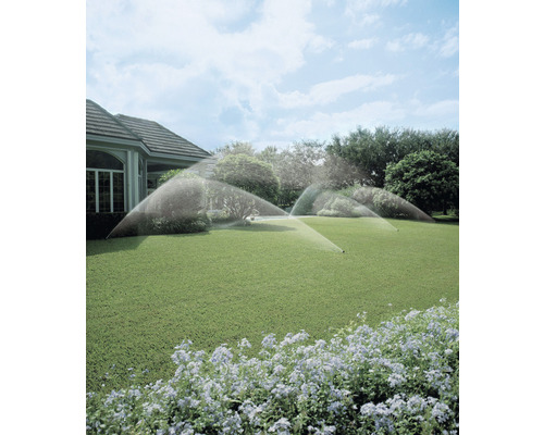 Bevattningssystem för trädgården med grässpridare i drift