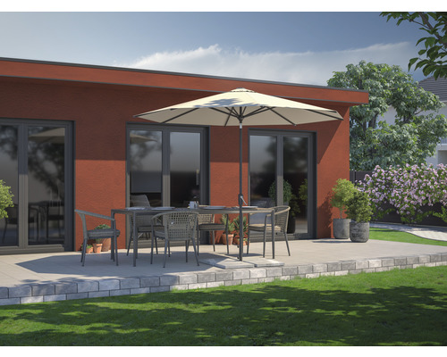 Terrass med matbord, stolar och parasoll framför byggnad