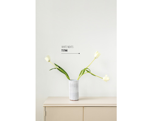 Blommor i vas på byrå, färg White Nights T1744