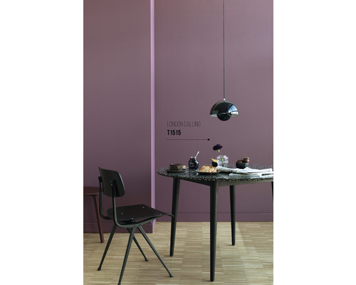 Matsal med matbord, stol och pendellampa framför en vägg med färgbenämningen London Calling T1515