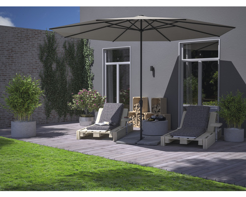 Terrass med parasoll, solstolar, trälådor och dekoration