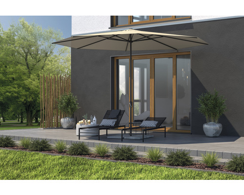 Terrass med parasoll, solstolar och plantering