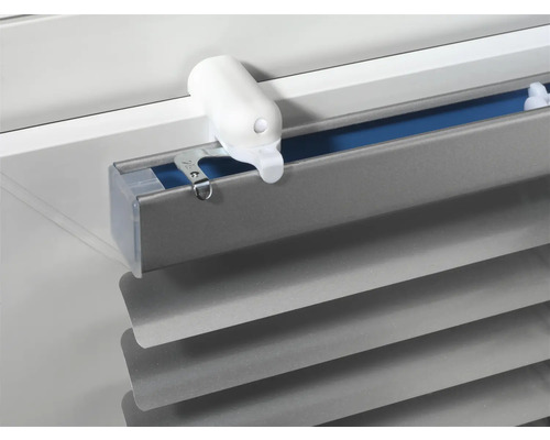 Detaljvy av en grå persienn med reglage för ljusreglering.