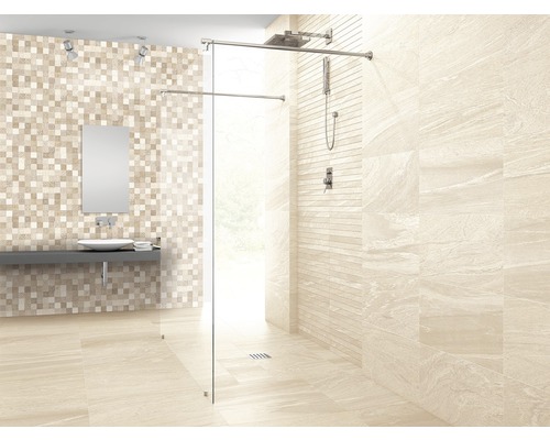 Ljust badrum med mosaikvägg, handfat, spegel och duschkabin i golvnivå