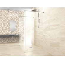 Ljust badrum med kakel, duschkabin och handfat