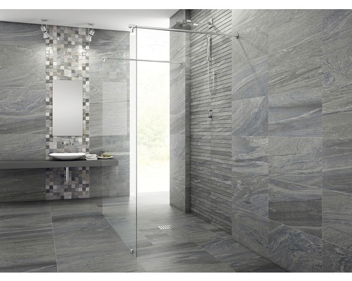 Modernt badrum med gråa kakelplattor, tvättställ och duschkabin i glas.