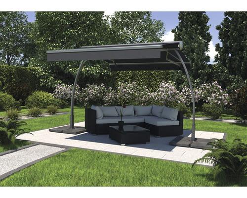 Markisparasoll Biella 3,95x3 med motor och LED-belysning textil enfärgad grå Trädgårdsscen med solsegel, loungegrupp och trädgårdsbord på en terrass