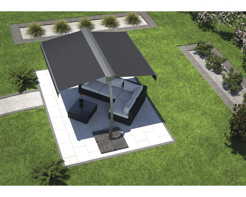 Trädgårdsvy med parasoll och sittgrupp på en stenlagd yta