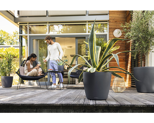 Terrass med blomkrukor och avslappnade personer