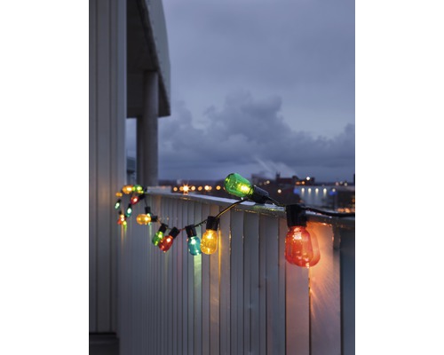 Ljusslinga med färgade glödlampor på en balkongräcke