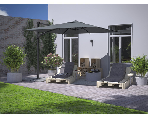 Terrassscen med två trädgårdsbäddar, parasoll och dekoration