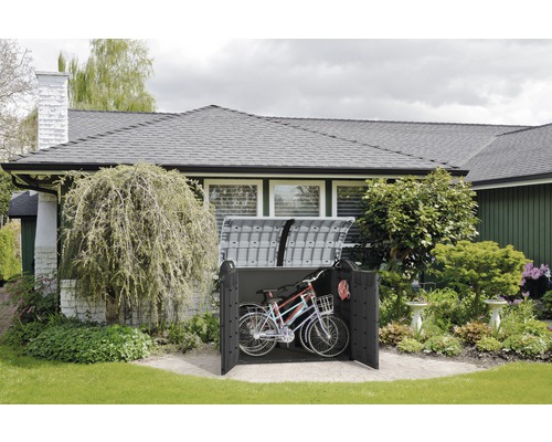 Cykelbox i trädgården med två cyklar