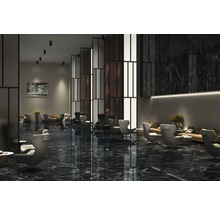 Lounge med fåtöljer, soffor och mörkt marmorgolv