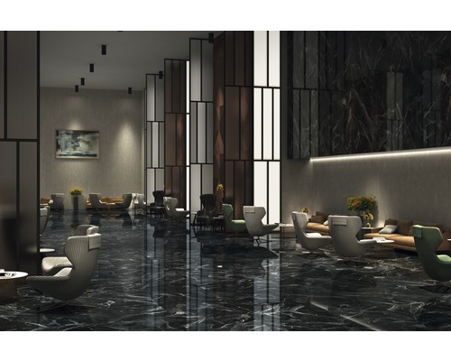 Lounge med fåtöljer, soffor och mörkt marmorgolv