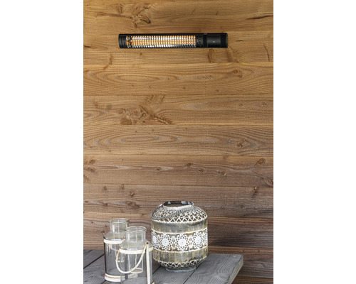 Scen med en värmare och dekorativa lyktor på ett träbord