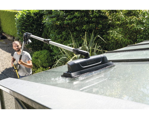 Kärcher teleskopsprutrör med ytrengörare i bruk på ett tak