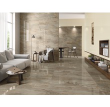 Ljust vardagsrum med golvplattor i marmorlook, soffa, bord och stol.