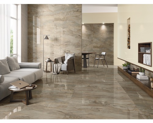 Ljust vardagsrum med golvplattor i marmorlook, soffa, bord och stol.