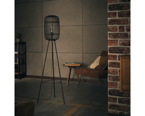 Golvlampa med stativ och skärm i form av en bur i vardagsrummet
