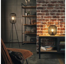 Vardagsrum med golvlampa, hylla och byrå i industriell design
