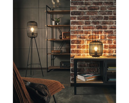 Vardagsrum med golvlampa, hylla och byrå i industriell design