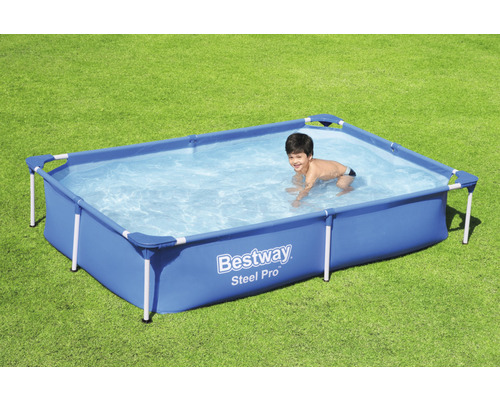 Bestway Steel Pro Frame Pool med barn i vattnet på gräsmatta