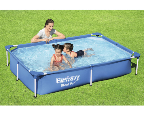 Rektangulär Bestway Steel Pro pool med familj på en gräsmatta.