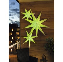 Dekorativa pappersstjärnor på en trävägg på en balkong