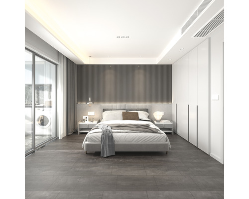 Ljust sovrum med säng, sängbord och garderob